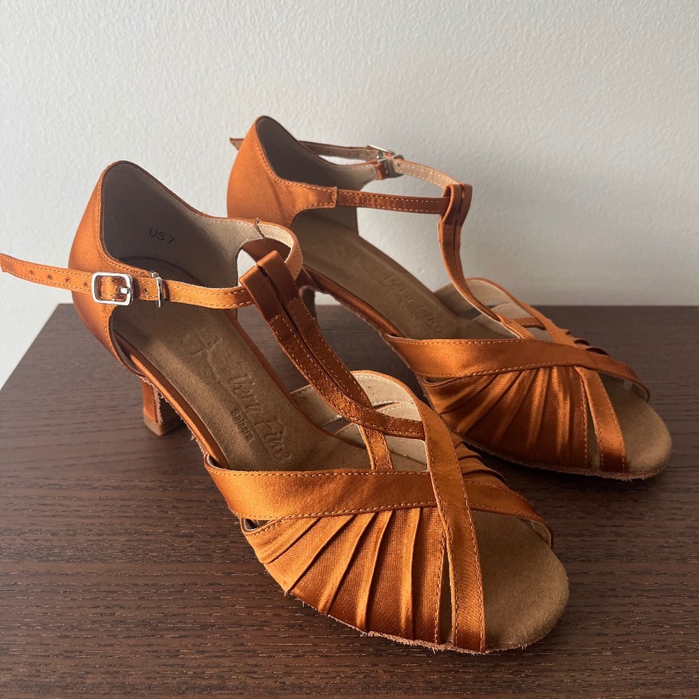 Very Fine Latin rhythm dance shoes US7 new (could fit 7.5)